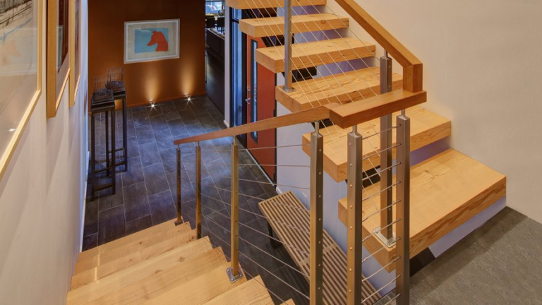 cable-railing-on-staircase-880x495-082521